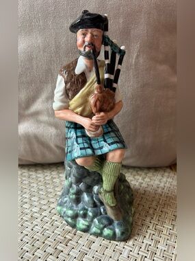 Vintage  Royal  Royal Doulton figurine entitled "The Piper"